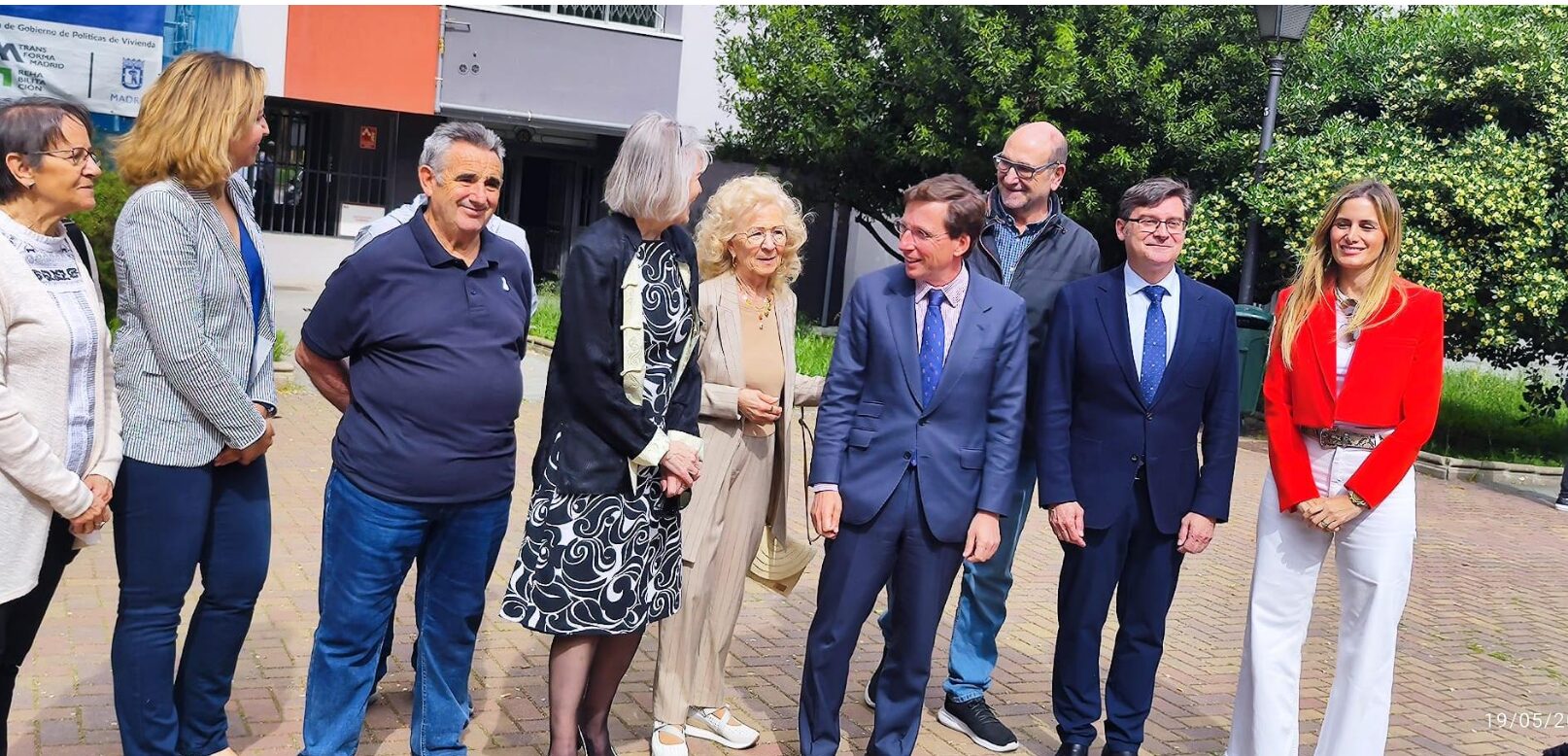 La Junta Directiva de la AV con el Alcalde de Madrid, el Delegado del Área de Políticas de Vivienda y Presidente de la EMVS, la Directora Gral. del Área de Políticas de Vivienda y Rehabilitación y la Concejala Presidente de la Junta del Distrito de Usera
