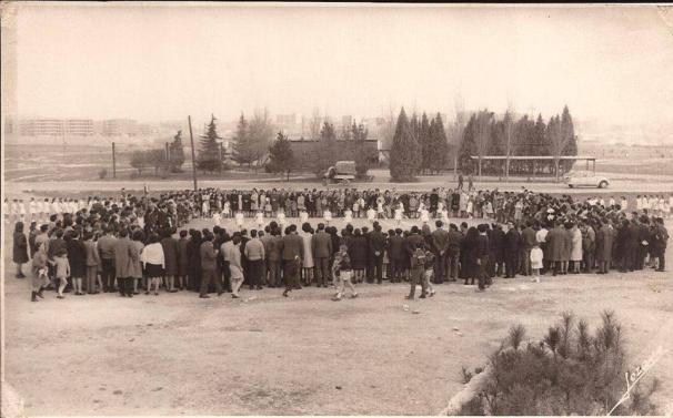 Bailes alumnas Colegio Marianistas que se celebraban en la calle Al fondo la oficina del I.N.V.
