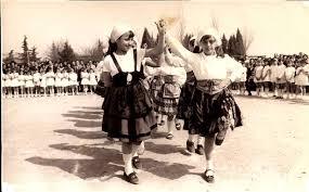 Bailes alumnas Colegio Marianistas que se celebraban en la calle Al fondo la oficina del I.N.V.