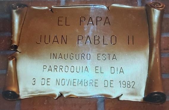Placa conmemorativa de la inauguración de la nueva Iglesia por el Papa Juan Pablo II.